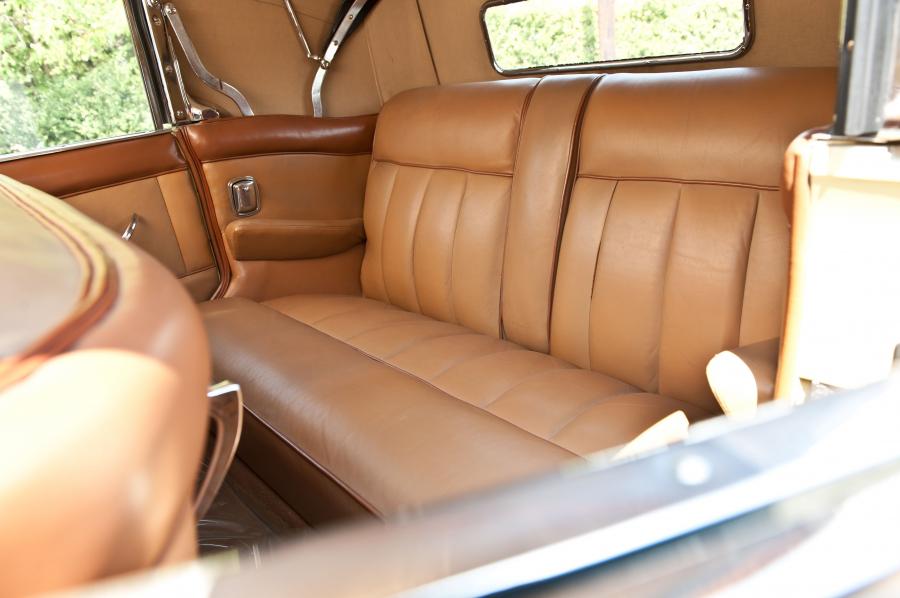 Интерьер Auburn 8-105 Salon Dual Ratio Convertible Sedan 1933 года  (фото 31 из 48)